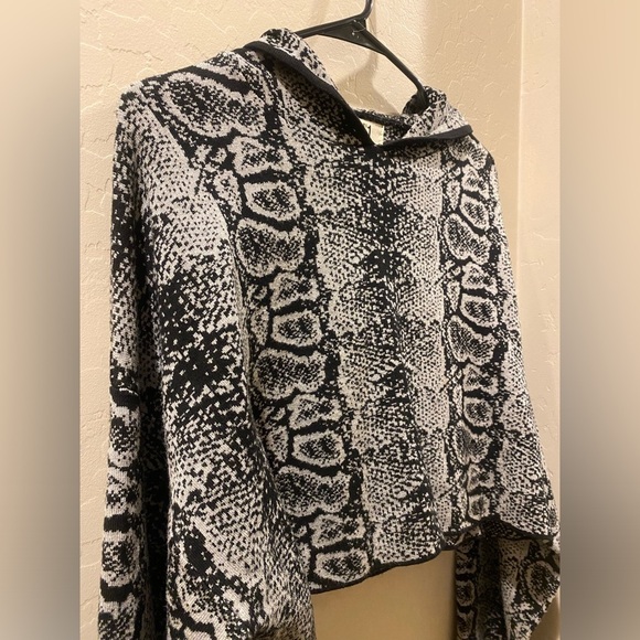 ‼️Snakeskin Cropped Hoodie Set‼️ - Picture 5 of 11